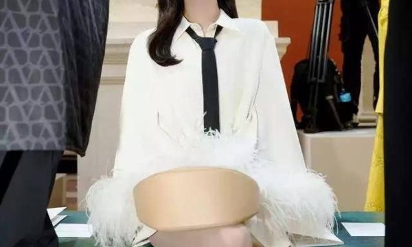 杨紫主导了巴黎时装周，他拍照时毫不怯场，也没有人嘲笑他土气的风格，